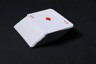 Siyah arkaplanda kart oynama güvertesi, yakın plan