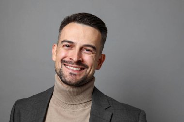 Gri arka planda yakışıklı orta yaşlı adamın portresi, metin için boşluk