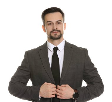Beyaz arka planda klasik takım elbiseli kendine güvenen bir adam.