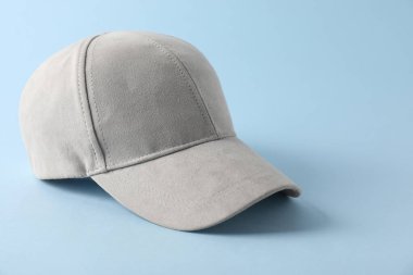Açık mavi arka planda şık bir beyzbol şapkası. Tasarım için model