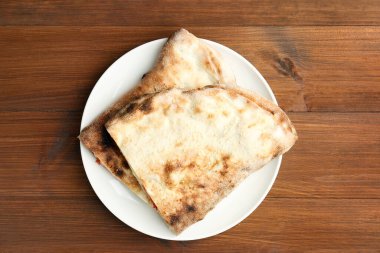Lezzetli calzone yarıları ahşap masa, üst manzara