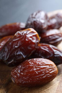 Tahtada lezzetli kurutulmuş hurmalar, yakın plan.