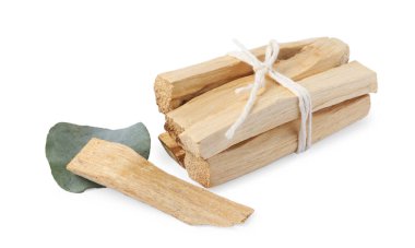 Palo santo sopaları ve okaliptüs yaprağı beyaza izole edilmiş.