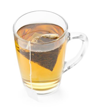 Cam bardakta çay poşeti, beyaz bardakta izole edilmiş sıcak içecek.