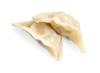 Lezzetli haşlanmış gyoza (hamur tatlısı) beyaz, üst görünümde izole