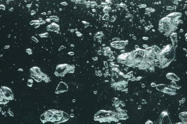 Koyu arkaplanda birçok su kabarcığı, yakın plan