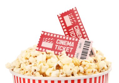 Lezzetli patlamış mısır ve sinema biletleri beyaza izole edilmiş.
