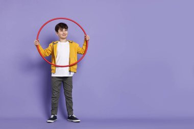 Menekşe arkaplanda hula çemberi olan çocuk, metin için boşluk