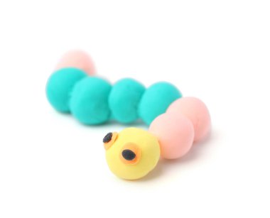 Tırtıl oyun hamurundan yapılmış, beyazın üzerinde izole edilmiş.