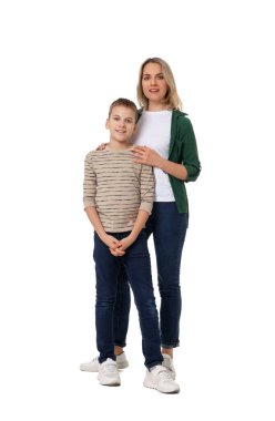 Mutlu anne ve oğul beyaz arka planda