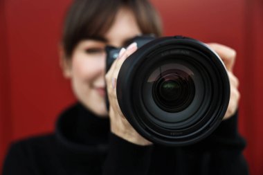 Profesyonel fotoğrafçı dışarıda kamerayla fotoğraf çekiyor, seçici odaklanma.