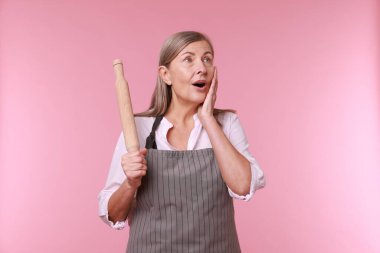 Pembe arka planda merdanesi olan duygusal kadın.