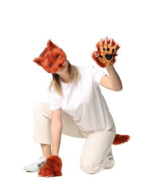 Kuadrobik. Beyaz arka planda tilki maskesi, eldiven ve kuyruk takan kadın.