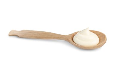Tahta kaşıkta mayonez sosu. Beyaz kaşıkta izole edilmiş.