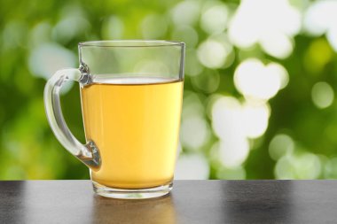 Açık havada gri desenli masada yeşil çay. Metin için boşluk