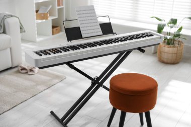 Evde nota ve pouf ile sentezleyici