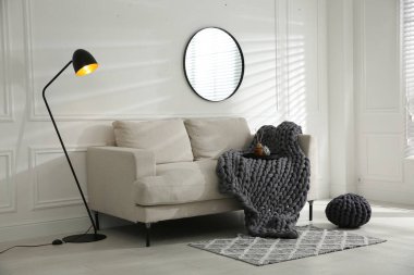 Oturma odası. Kanepe ve lambayla dolu.