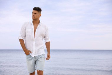 Deniz kenarındaki sahilde yakışıklı bir adam. Metin için boşluk