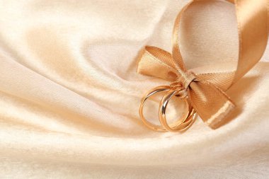 Bej kumaş şeritli alyanslar. Metin için boşluk