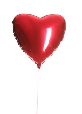 Beyaza izole edilmiş kalp şeklinde bir kırmızı balon. Sevgililer günün kutlu olsun.