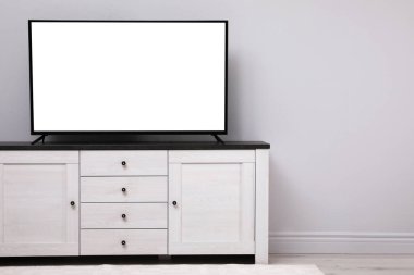Odada beyaz ekranlı televizyon hazır. Tasarım için model