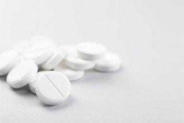 Gri arka planda antibiyotik hapları yığını, yakın plan. Metin için boşluk