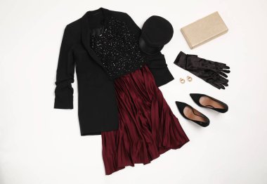 Beyaz arka planda şık kıyafetler, topuklu ayakkabılar ve aksesuarlar.