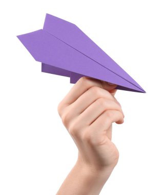 Beyaz arka planda mor kağıt uçaklı kadın, yakın plan.