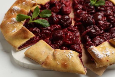 Kirazlı ve nane şekerli güzel bir galet, yakın plan.