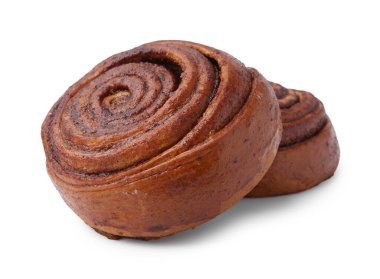 Lezzetli tarçınlı çörekler beyaz üzerine izole edilmiş.