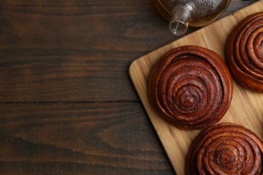 Tahta masada nefis tarçınlı rulo. Metin için boşluk
