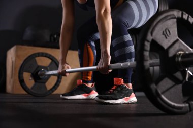 Spor salonunda spor yaparken halterli kadın, yakın plan.