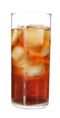 Kola tazeleniyor, beyaz bardakta buzlu.