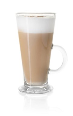 Beyaz üzerine izole edilmiş cam bardakta lezzetli latte macchiato.