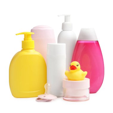 Bebek kozmetik ürünleri ve banyo aksesuarları beyaza izole edilmiş.