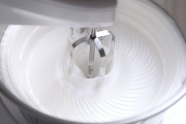 Karıştırılmış krema karıştırıcı, yakın plan.