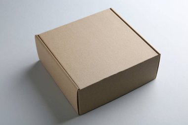 Beyaz arka planda boş bir karton kutu. Tasarım için model