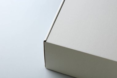 Beyaz arka planda boş bir karton kutu, yakın plan. Tasarım için model