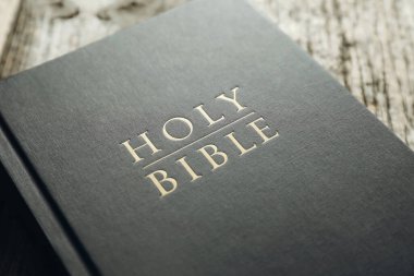 Masanın üzerinde sert kapaklı kutsal kitap, yakın çekim görüntüsü