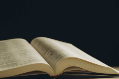 Bej masanın üzerinde kutsal kitabı aç, yakın plan.