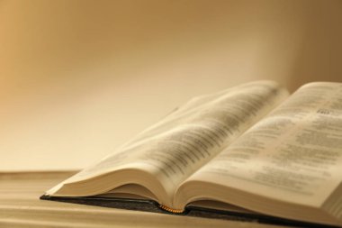 Bej masadaki İngilizce İncil 'i aç, yakın plan