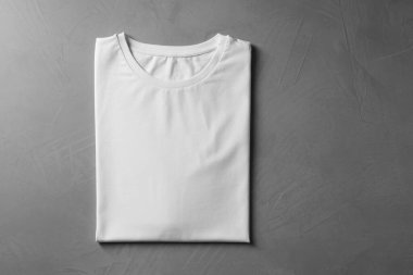 Gri arka planda beyaz boş tişört, üst manzara. Tasarım için model