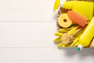 Beyaz ahşap masadaki temizlik malzemeleri ve aletler, üst manzara. Metin için boşluk