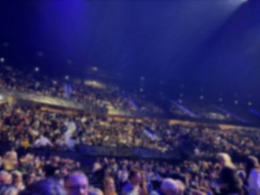 İçerideki konser sırasında kalabalık.