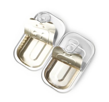 İki açık teneke kutu beyaza izole edilmiş, üst manzara