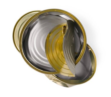 Üç buruşuk teneke kutu beyaza izole edilmiş, üst manzara