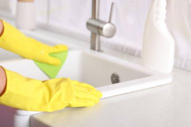 Lavabo Mutfak, closeup bez ile temizlik kadın
