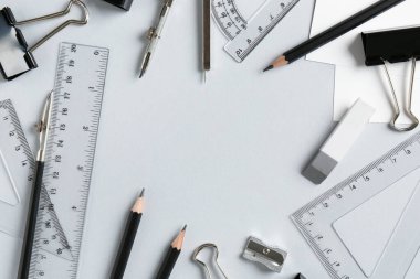 Açık gri arkaplan üzerinde cetvel ve diğer kırtasiye düz bileşimi, metin için boşluk