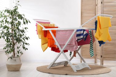 Evde temiz çamaşırlarla kuru askı.