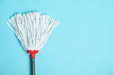 Açık mavi arkaplanda sicim, üst manzara. Metin için boşluk